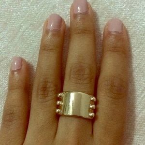 Gold tone ring with gold band detail